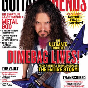 Puede incluir: Una portada de revista con un retrato de Dimebag Darrell, un guitarrista conocido por su trabajo con la banda Pantera. La portada presenta un titular que dice "Dimebag Lives!" y un subt&iacute;tulo que dice "De Pantera a Damageplan: &iexcl;Toda la historia!" La portada tambi&eacute;n presenta una guitarra el&eacute;ctrica azul con un dise&ntilde;o de rayo.
