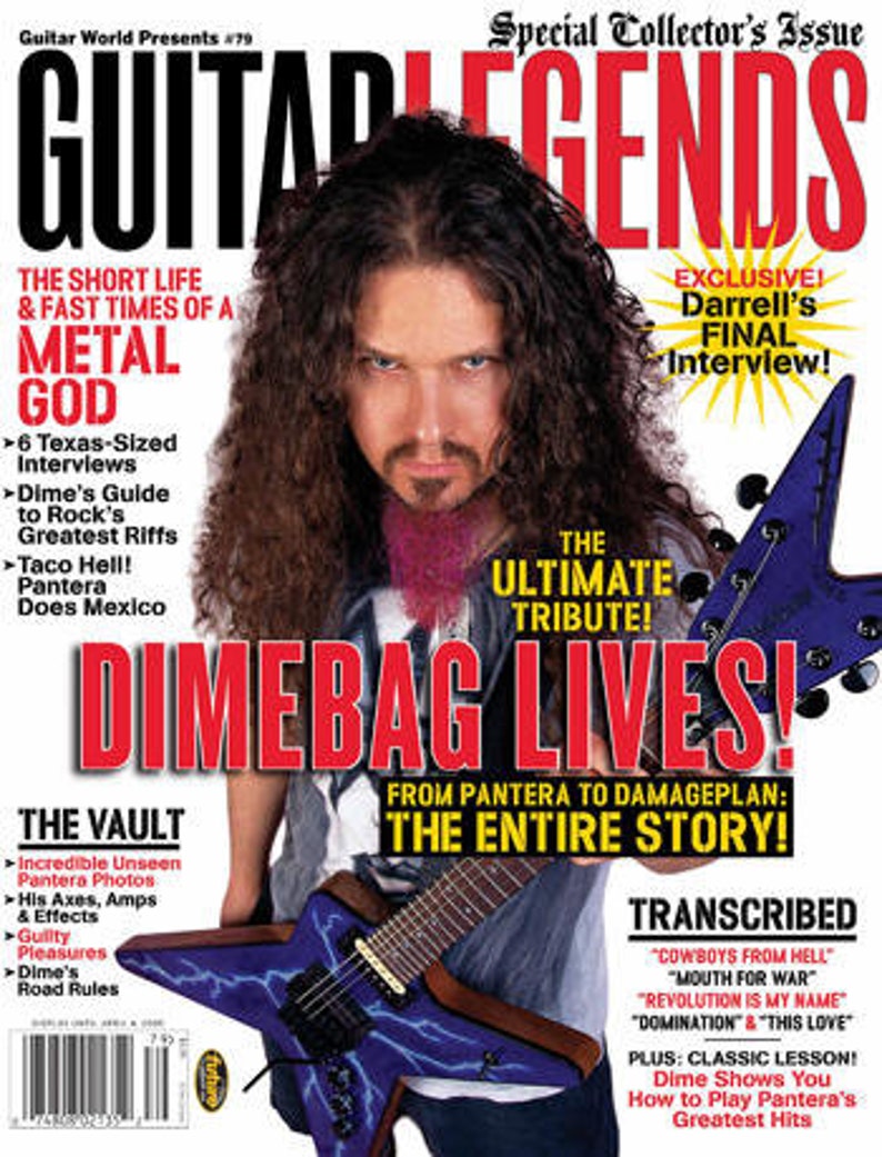 Puede incluir: Una portada de revista con un retrato de Dimebag Darrell, un guitarrista conocido por su trabajo con la banda Pantera. La portada presenta un titular que dice "Dimebag Lives!" y un subt&iacute;tulo que dice "De Pantera a Damageplan: &iexcl;Toda la historia!" La portada tambi&eacute;n presenta una guitarra el&eacute;ctrica azul con un dise&ntilde;o de rayo.