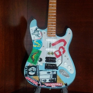 GREEN DAY Billie Joe Armstrong Mini BJ Guitar Memorabilia Free Stand Gift Art