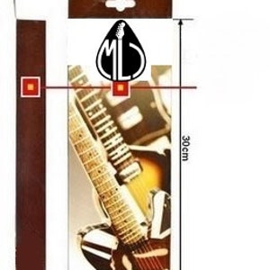 Puede incluir: Una correa de guitarra marr&oacute;n con un dise&ntilde;o de guitarra en blanco y negro. La correa mide 3 cm de ancho y 30 cm de largo. La correa tiene un dise&ntilde;o de guitarra en blanco y negro con un logotipo rojo y blanco que dice "ML".