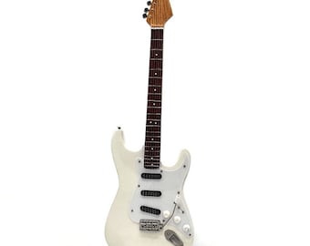 DEEP PURPLE RAINBOW Ritchie Blackmore Mini Guitar Memorabilia Free Stand Display Gift