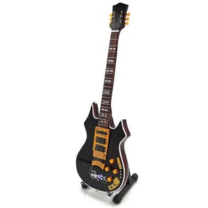 Puede incluir: Una guitarra el&eacute;ctrica negra con detalles dorados y una forma de cuerpo &uacute;nica. La guitarra tiene un diapas&oacute;n detallado y se muestra en un soporte negro. El cuerpo presenta un dise&ntilde;o gr&aacute;fico colorido.