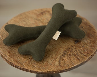 Ręcznie robiona khaki zielona wełniana zabawka dla psa kość, przyjazna dla środowiska organiczna i stylowa zabawka dla zwierząt, pluszowa zabawka dla psa, wełniany prezent dla psa, wyjątkowy prezent dla psa