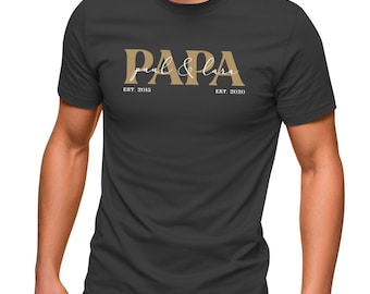 Herren T-Shirt personalisiert mit Namen der Kinder Geburtsjahr Geschenk für Papa Vatertagsgeschenk Moonworks®