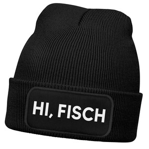 Könnte beinhalten: Schwarze Strickmütze mit einem weißen Patch, auf dem "HI, FISCH" steht.