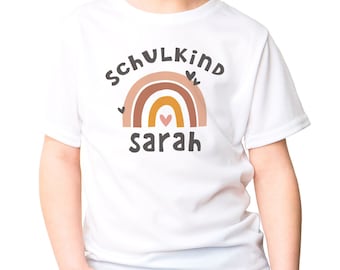T-shirt enfant fille pour scolarisation avec prénom impression arc-en-ciel écolier personnalisé rentrée scolaire Moonworks®