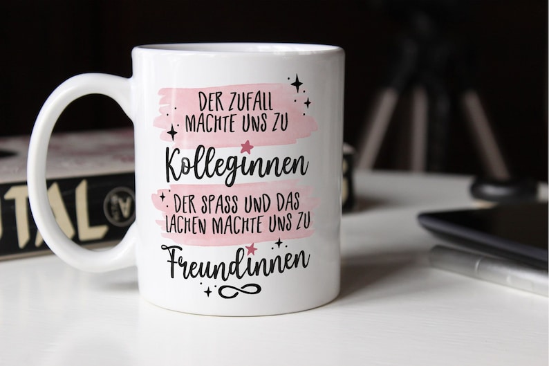 Kaffee-Tasse Der Zufall machte uns zu Kolleginnen der Spass und das Lachen zu Freundinnen Geschenk Büro Moonworks® Bild 6