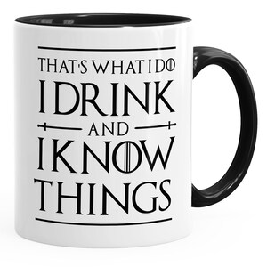 Könnte beinhalten: Weiße Keramik-Kaffeetasse mit schwarzem Henkel und schwarzem Rand. Die Tasse hat ein schwarz-weißes Motiv mit dem Text "That's what I do I drink and I know things".