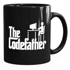 Könnte beinhalten: Schwarze Keramik-Kaffeetasse mit dem weißen Text "The Codefather" und einer Grafik einer Person, die an einem Computer sitzt. Die Tasse hat einen großen Henkel und eine glänzende Oberfläche. Ein lustiges Geschenk für einen Programmierer.