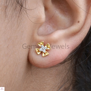 14k Yellow Gold Flower Earrings: Pave Diamond Studs