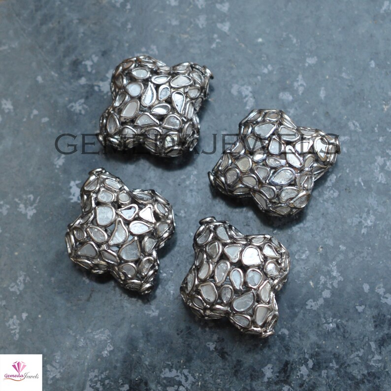 Puede incluir: Cuatro colgantes en forma de cruz de plata y diamantes. Cada colgante est&aacute; hecho de un marco de plata con un dise&ntilde;o de cruz y est&aacute; cubierto de peque&ntilde;os diamantes blancos.