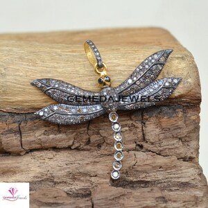 Peut inclure: Un pendentif en argent en forme de libellule avec une b&eacute;li&egrave;re en or et une longue cha&icirc;ne de petits diamants. La libellule est recouverte de petits diamants.