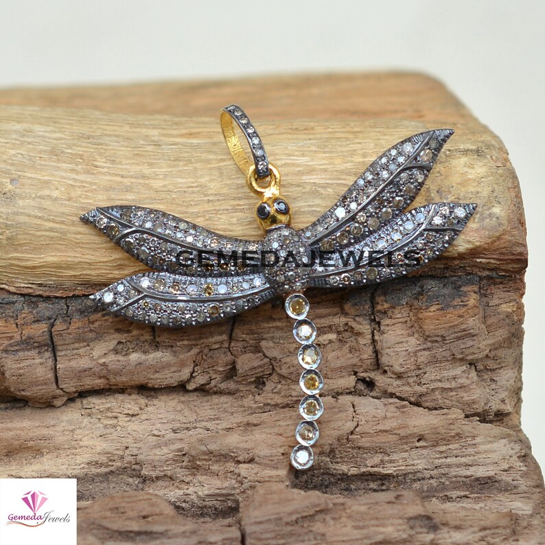 Peut inclure: Un pendentif en argent en forme de libellule avec une b&eacute;li&egrave;re en or et une longue cha&icirc;ne de petits diamants. La libellule est recouverte de petits diamants.