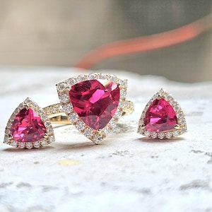 Smyckeset med lab-odlad rubin i 14k guld: Ring och örhängen med pavediamanter