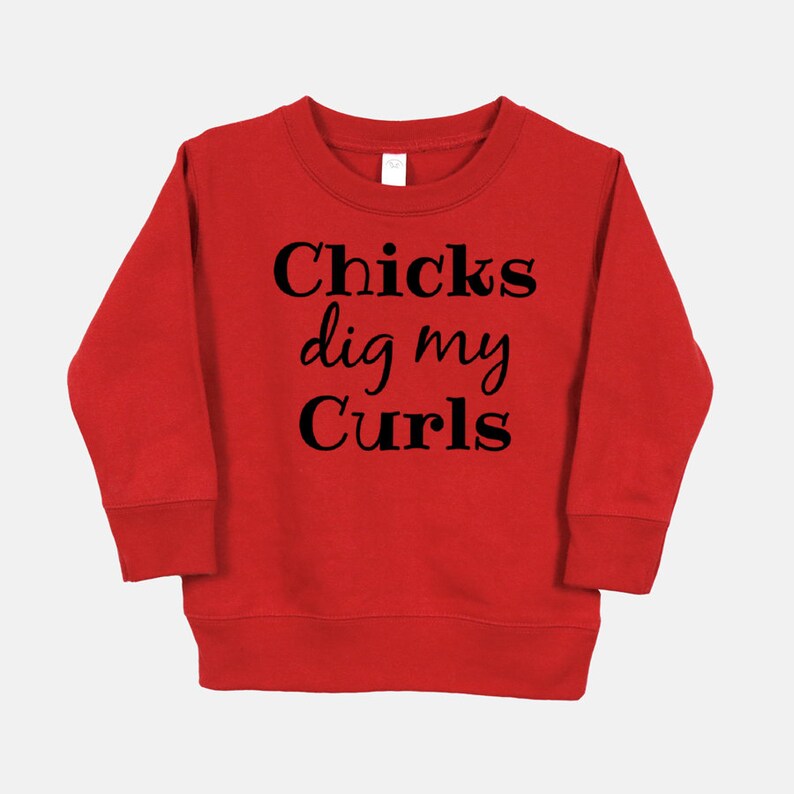Puede incluir: Sudadera roja con texto negro que dice "Chicks dig my Curls".