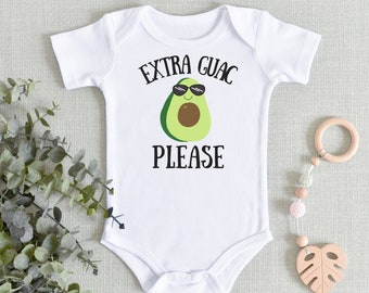 Könnte beinhalten: Weißer Baby Strampler mit einer grünen Avocado, die eine Sonnenbrille trägt und den Text "EXTRA GUAC PLEASE".