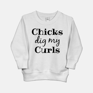 Puede incluir: Sudadera blanca de manga larga con texto negro que dice "Chicks dig my Curls".