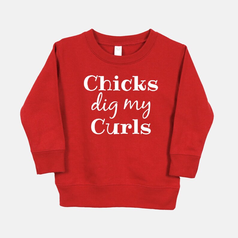 Puede incluir: Sudadera roja con texto blanco que dice "Chicks dig my Curls".