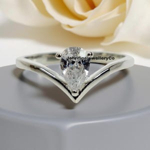 Verlovingsring met zirkonia peer: sterlingzilveren band met chevron