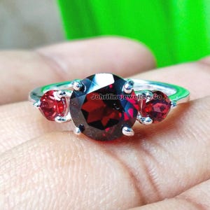 Anillo de granate redondo con corte de corazón, anillo multipiedras naturales, plata de ley 925, anillo de 3 piedras, anillo de promesa, regalo para ella, anillo con piedra de nacimiento