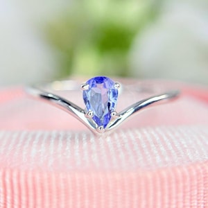 Anillo de tanzanita natural con declaración, anillo de tanzanita hecho a mano, anillo con piedra natal de diciembre, joyería de tanzanita Chevron, regalo para ella, anillo de regalo de Navidad.