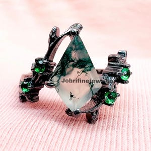 Kite Cut Moss Agate Ring: Sterling Silver Leaf Design, Emerald Accents