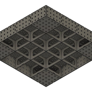 Pode incluir: Um sistema de grelha de metal preto com uma base quadrada e um padrão repetitivo de quadrados entrelaçados. O sistema de grelha tem uma superfície texturizada com pequenos orifícios.