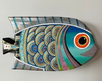 Peixe de madeira de abeto pintado à mão para pendurar na parede, decoração costeira.