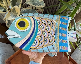 Peixe de madeira de abeto pintado à mão para pendurar na parede, decoração costeira.