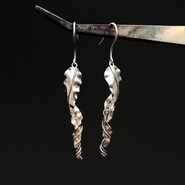 Boucles d'oreilles pendantes feuilles torsadés en argent 925