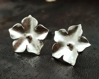 Petites boucles d'oreilles fleurs blanche en argent 925