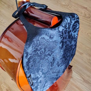 Slabbetje voor cello - zwarte Venetiaanse bloemen