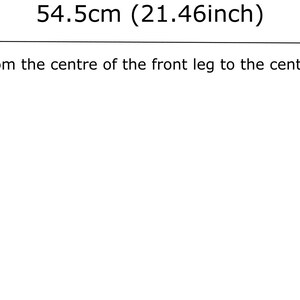 K&ouml;nnte beinhalten: Diagramm mit zwei trapezf&ouml;rmigen Beinen mit einem Abstand von 54,5 cm (21,46 Zoll). Der Text gibt an, dass die Messung von der Mitte des vorderen Beins bis zur Mitte des hinteren Beins erfolgt.