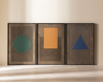 Op de afbeelding: Drie houten panelen met uitgesneden geometrische vormen. Het linker paneel heeft een groene cirkel, het middelste paneel een oranje rechthoek en het rechter paneel een blauwe driehoek.