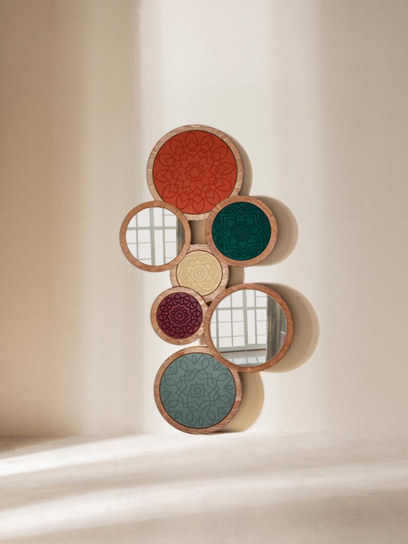 Peut inclure: Un ensemble de miroirs ronds avec des cadres en bois et des centres d&eacute;coratifs &agrave; motifs de diff&eacute;rentes couleurs, dont le rouge, le vert et le beige. Les miroirs sont dispos&eacute;s de mani&egrave;re &agrave; se chevaucher, cr&eacute;ant une &oelig;uvre d'art murale unique.