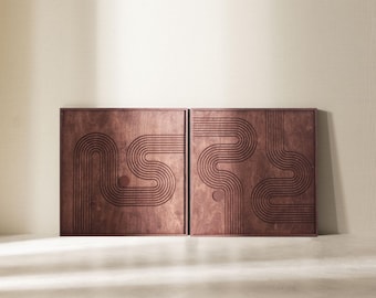 Op de afbeelding: Twee houten wandpanelen met een geometrisch ontwerp van gebogen lijnen en cirkels. De panelen zijn donkerbruin van kleur en hebben een natuurlijke houtnerf.