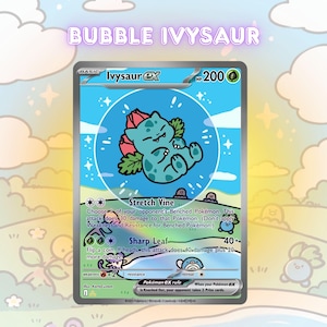 Op de afbeelding: Een aangepaste Ivysaur ex-ruilkaart met een lichtblauwe en groene illustratie van een slapende Ivysaur in een bubbel. De kaart toont 200 HP, de aanvallen Stretch Vine en Sharp Leaf, en de tekst BUBBLE IVYSAUR bovenaan de afbeelding.