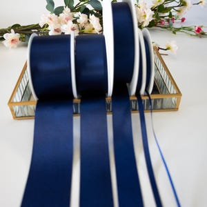 Ruban de satin double face bleu marine, bordure Beresford n° 13 pour mariages, 7 largeurs sur 5 mètres de longueur, emballage cadeau RECYCLÉ respectueux de l'environnement