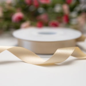 Creme doppelseitiges Band Berisfords Premium-Qualität ECO freundliche Shade 50 Satinband. 5 Meter Länge, made in UK