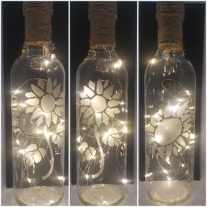 FUORI PRODUZIONE......GIRASOLE 1, bottiglia trasparente incisa a mano, lampada a bottiglia, bottiglia decorativa. Luci a batteria