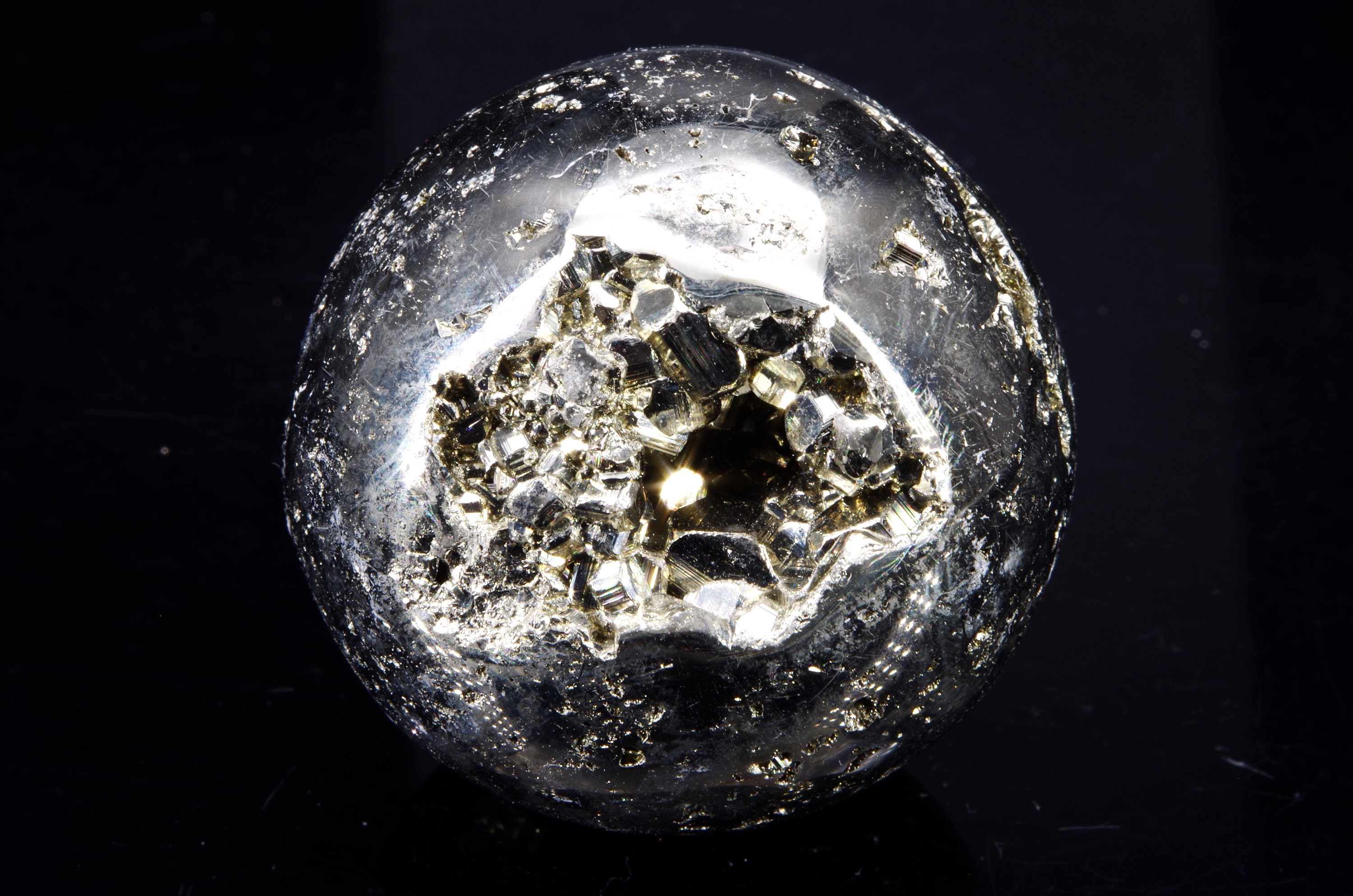 Sphère/Boule de Pyrite Pérou 259 Gr /Diamètre 4.9 cm/ Circonférence 15.5 cm
