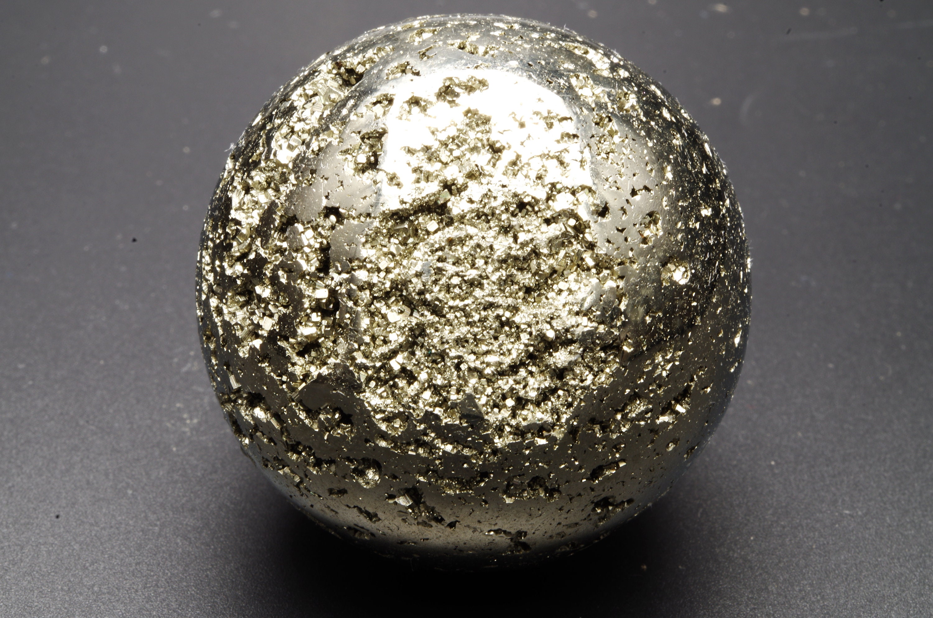 Sphère/Boule de Pyrite Pérou 265 Gr /Diamètre 4.9 cm Circonférence 15.5 cm
