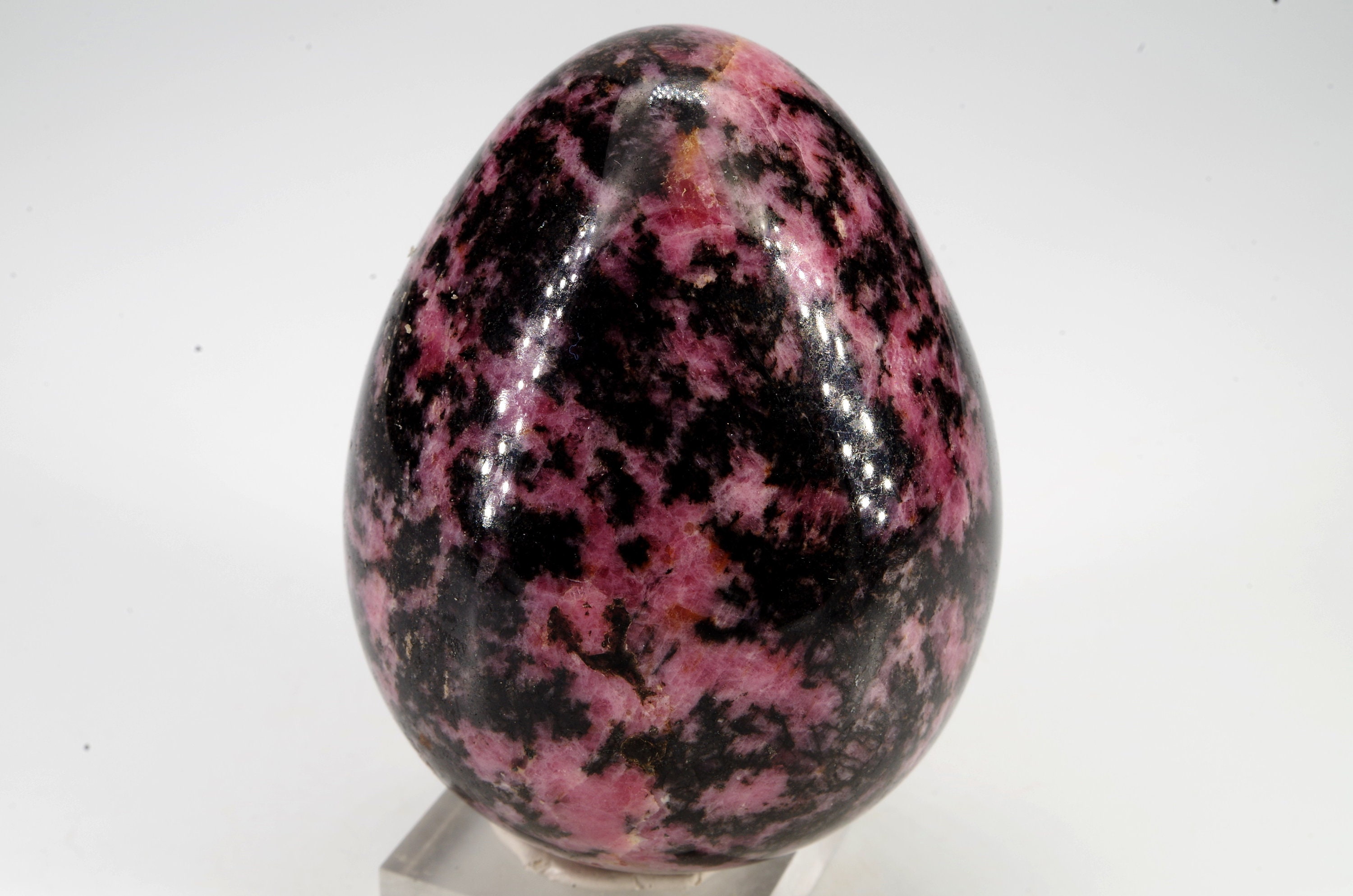 Œuf en Rhodonite, Madagascar, 335 Gr/7x5cm Circonférence 16.5cm