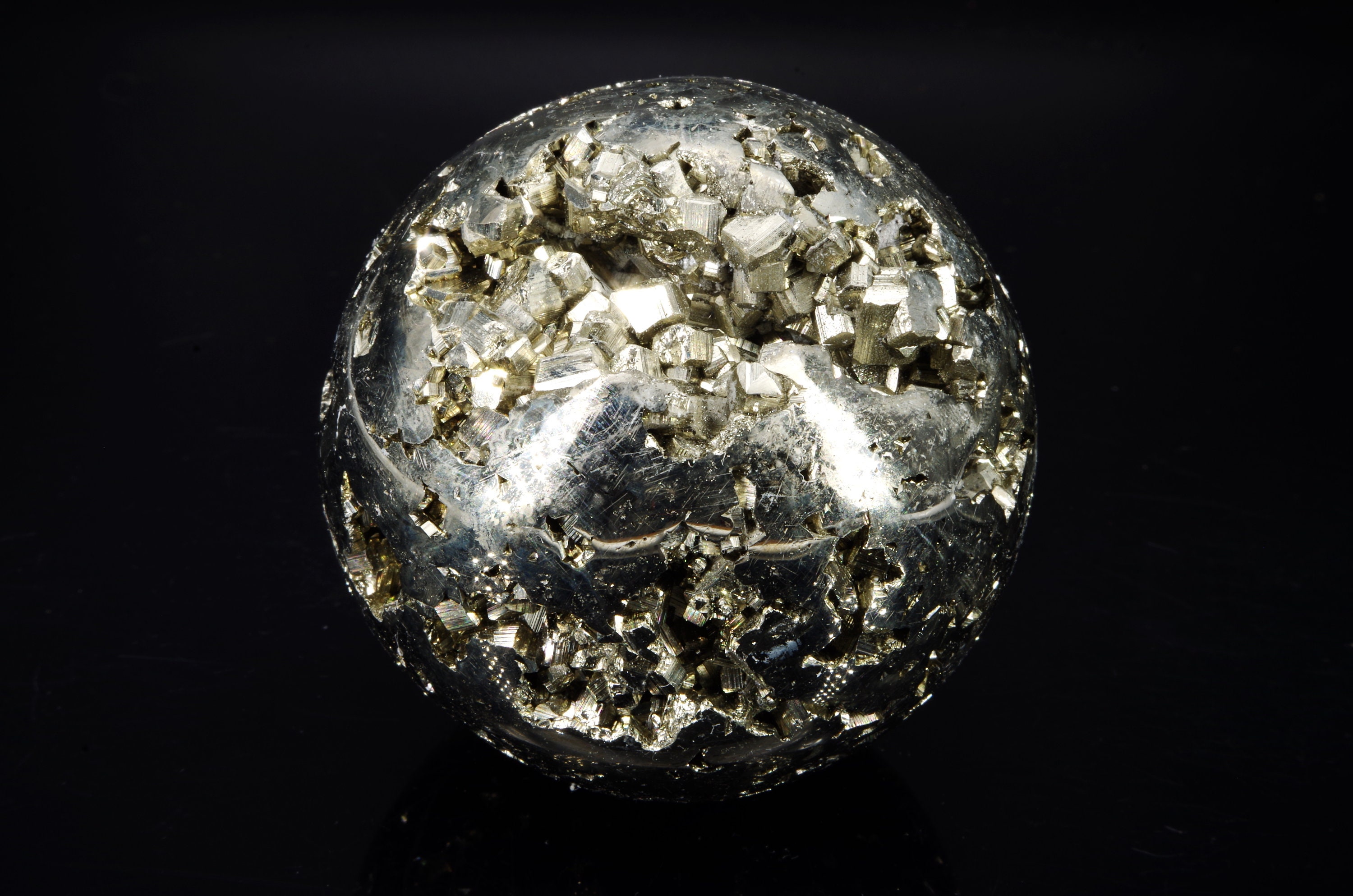 Sphère/ Boule de Pyrite Pérou 654 Gr /Diamètre 6.7 cm, Circonférence 22 cm