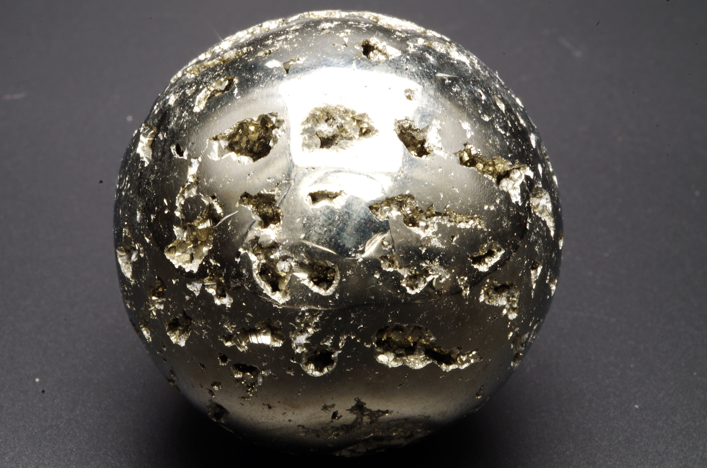 Sphère, Boule de Pyrite /Pérou/ 261 Gr Diamètre 4.9 cm Circ 15.5 cm