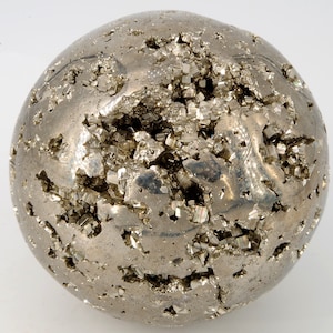 Sphere / ball of Pyrite Peru 461 gr / diameter 5.8 cm / circumference: 19.5 cm