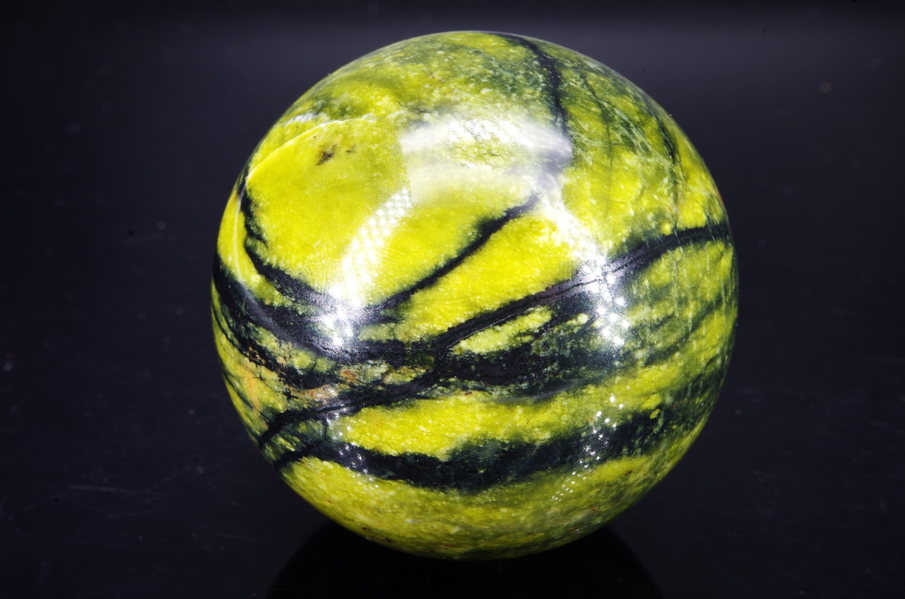 Sphère/Boule Serpentine Pérou/ 331 Gr /Diamètre 6.2 cm, Circonférence 20 cm