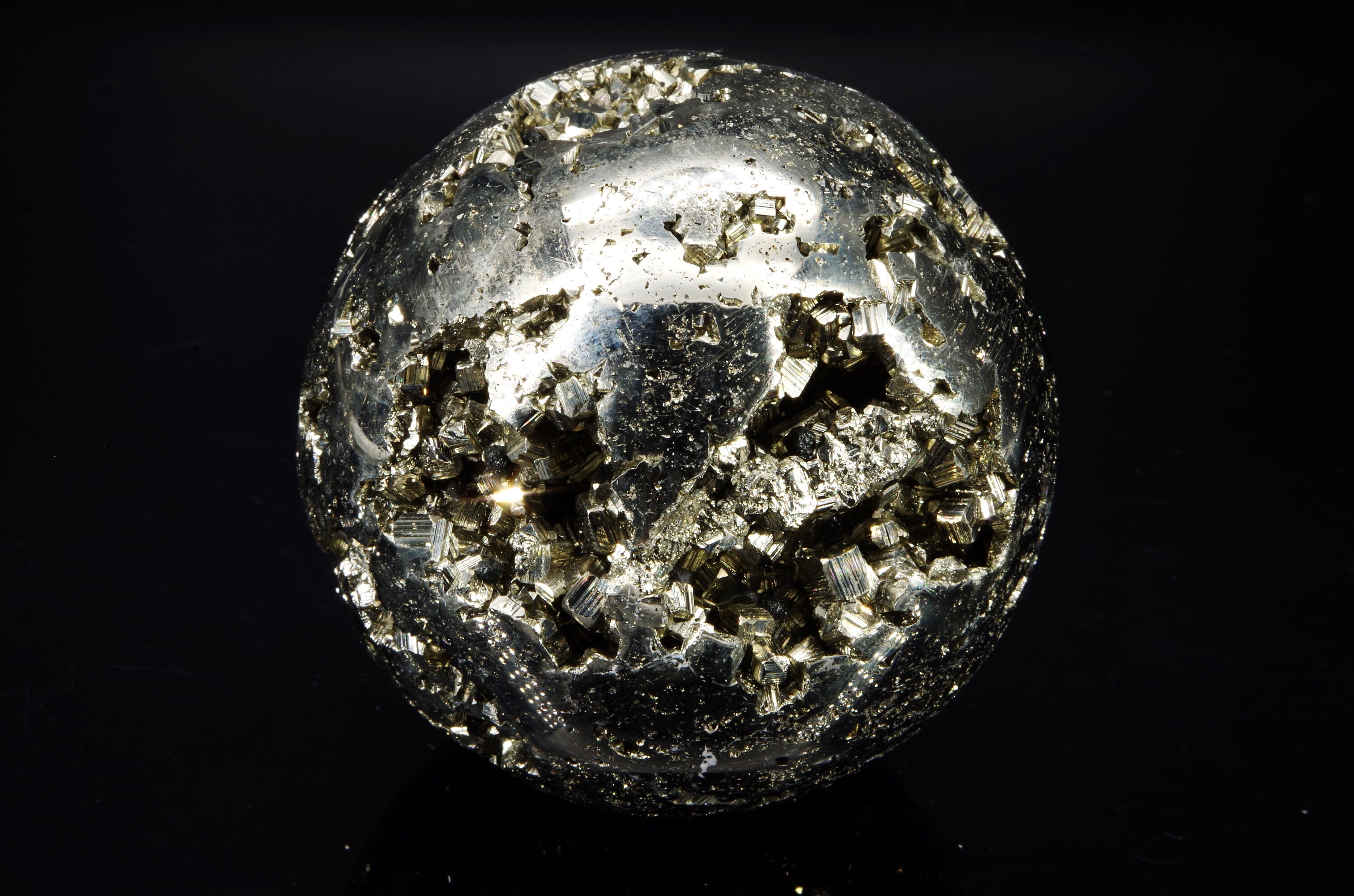 Sphère/ Boule de Pyrite Pérou 732 Gr /Diamètre 7 cm, Circonférence 23 cm