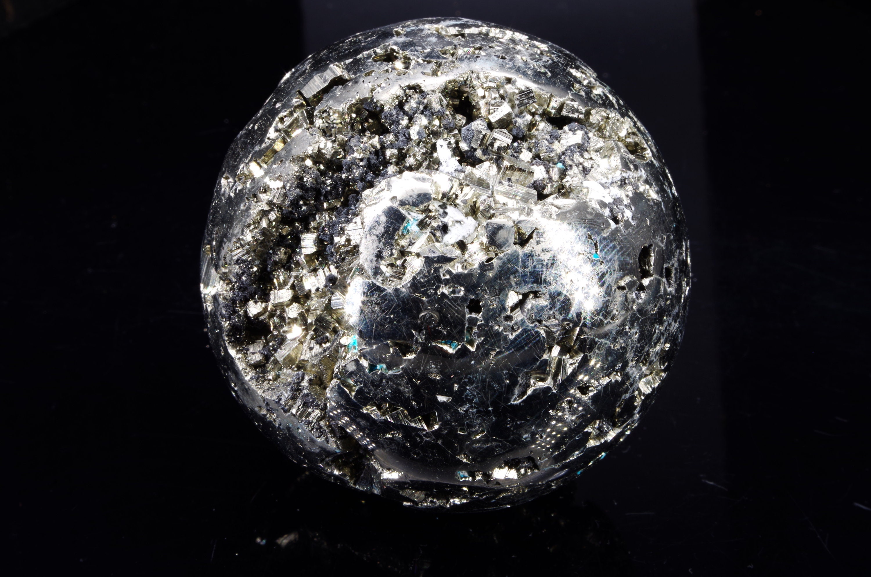 Sphère/Boule de Pyrite Pérou 478 Gr /Diamètre 6.3 cm/ Circonférence 20 cm