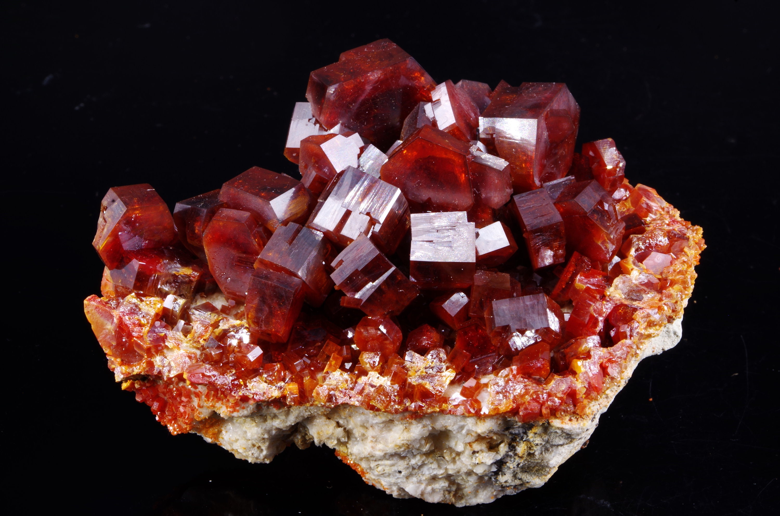 Vanadinite Mibladen Maroc 7x5.5x2cm 166Gr